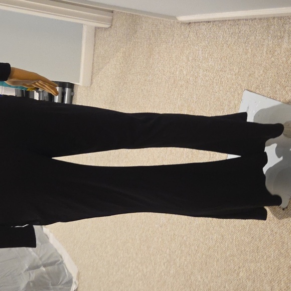 Chic Black Wide-Leg Jumpsuit with Plunging V-Neck - Picture 11 of 12